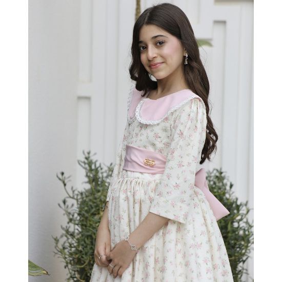 صورة فستان بناتي زهور وردي بياقة دلعة وحزام أنيق | سحر الأنوثة في إطلالة أميرتك - 1153